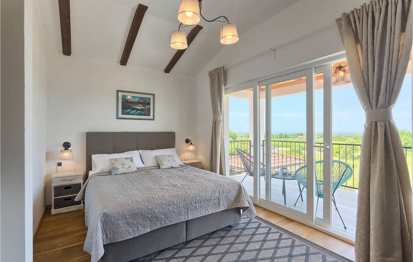Foto 4 von 59: Moderne 180 m² große Wohnung mit Pool, WLAN und Parkplatz in der Nähe von Restaurants und dem Stadtzentrum