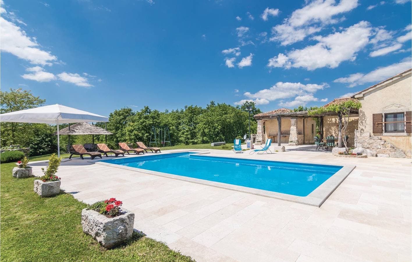 Foto 12 von 48: Geräumige 91 m² große Wohnung mit Pool, WLAN, Parkplatz und Klimaanlage!
