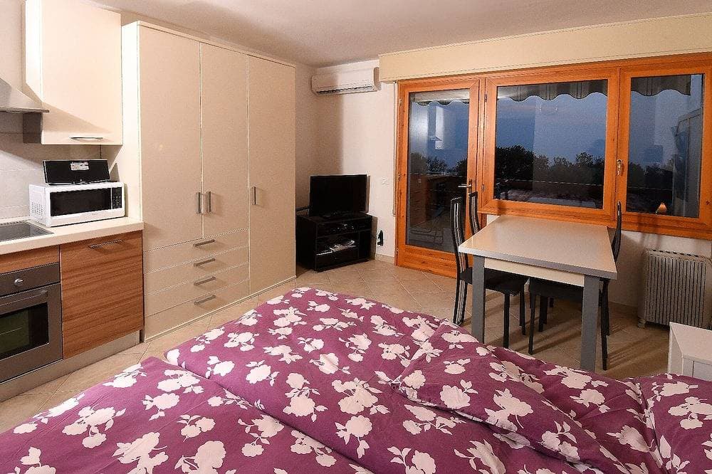 Foto 6 von 28: FeWo mit Klimaanlage, Seeblick, Schwimmbad, WLAN, ruhige Lage Hügel, Parkplatz.
