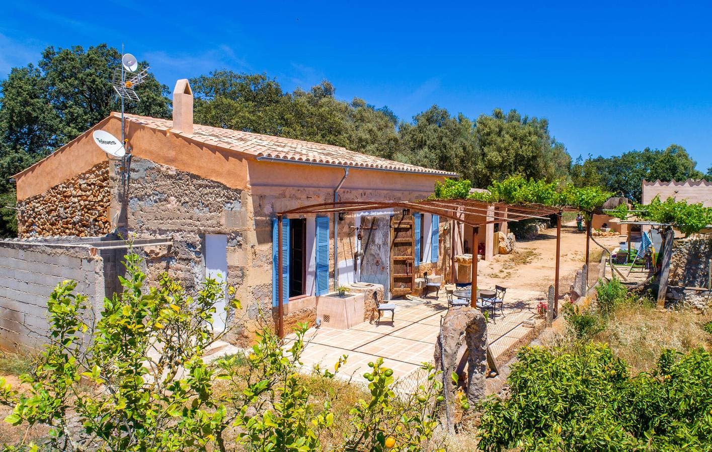 Sonnige Terrassenwohnung mit Pool und Grill 1