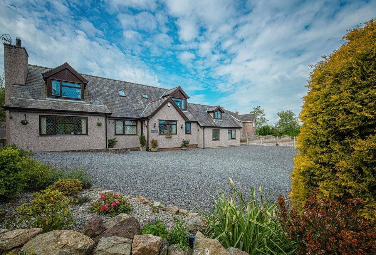 Lon y Traeth Bed & Breakfast 1