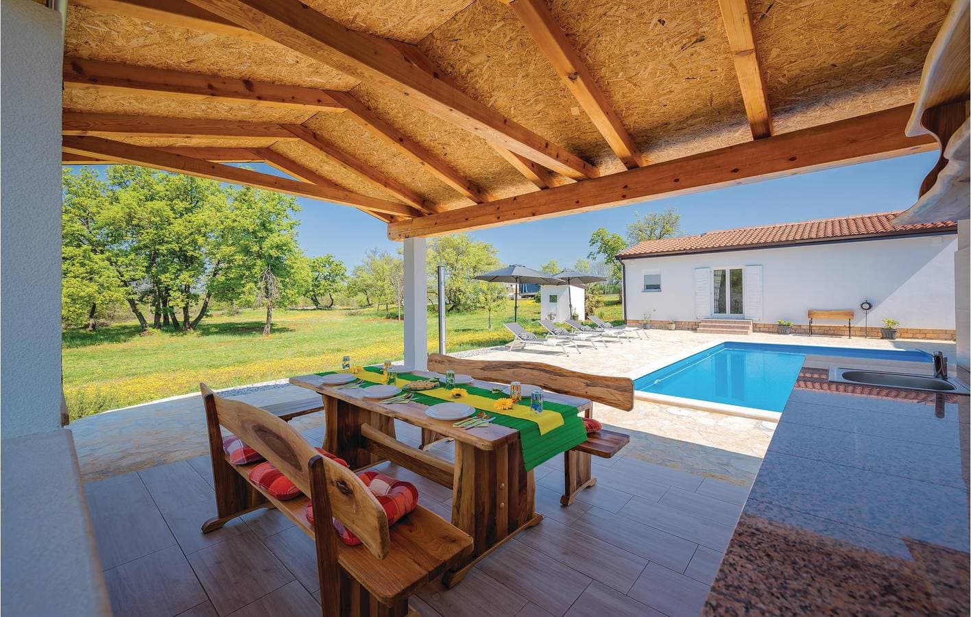 Foto 5 von 30: Gemütliche 2-Zimmer-Wohnung mit Terrasse in der Nähe von Montrin und Plovanija