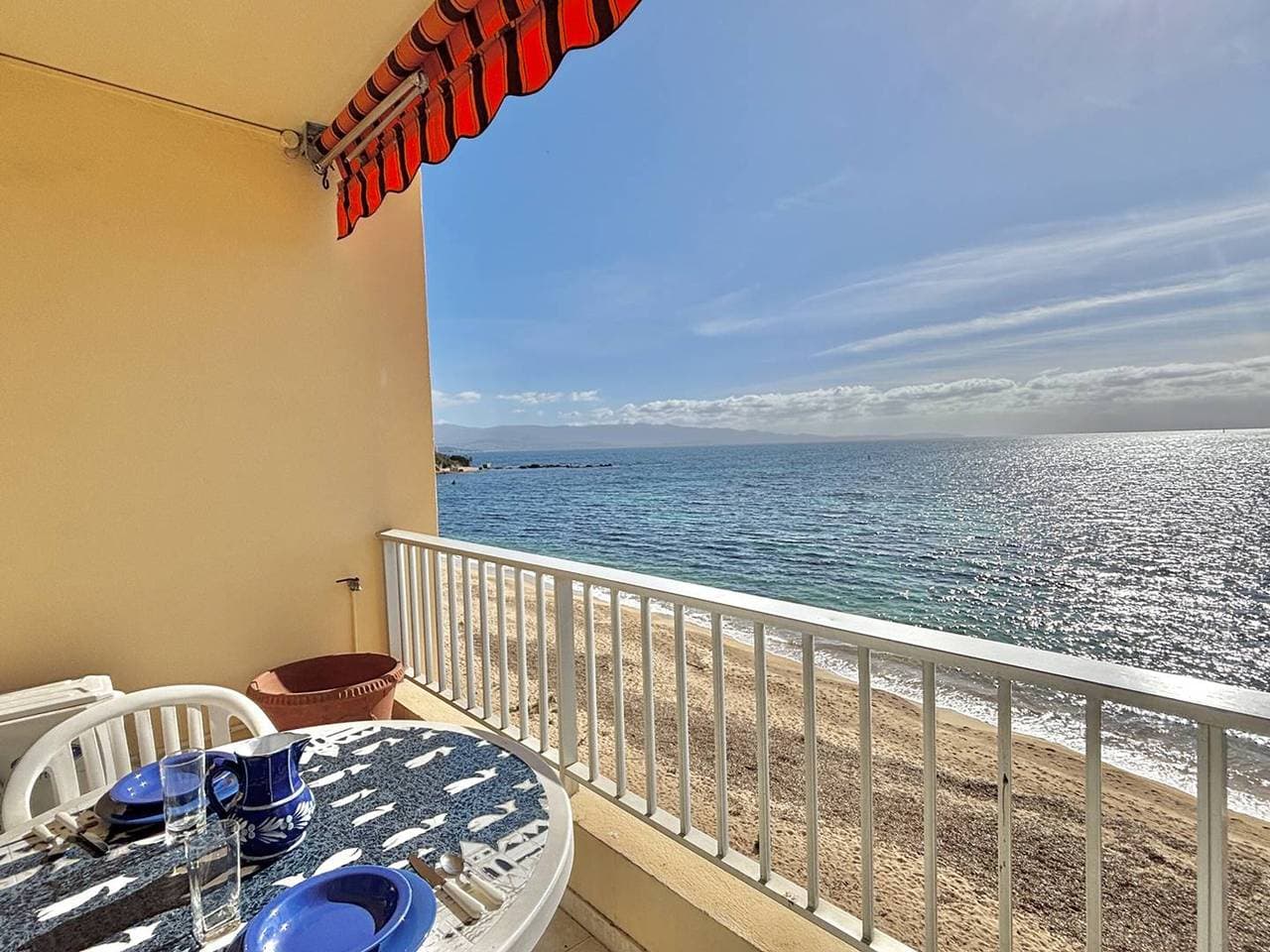 Foto 2 von 19: Studio am Wasser, Klimaanlage, Terrasse, WLAN inklusive in Ajaccio