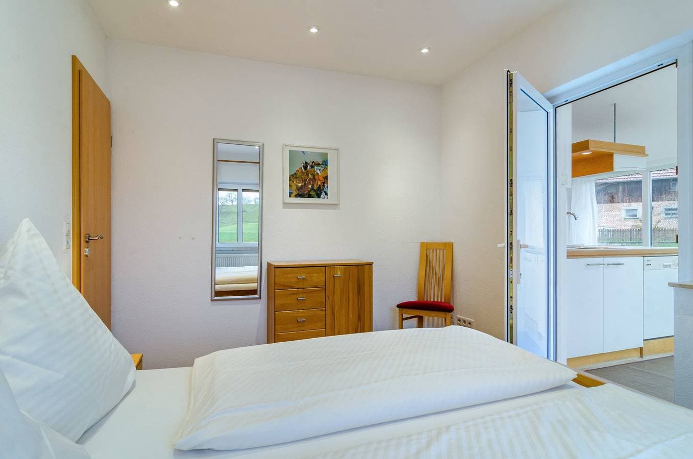 Foto 9 von 19: Lichtdurchflutete Ferienwohnung "Haus Nussbaum" in der Nähe des Bodensees mit WLAN, Terrasse und Garten; Parkplätze vorhanden