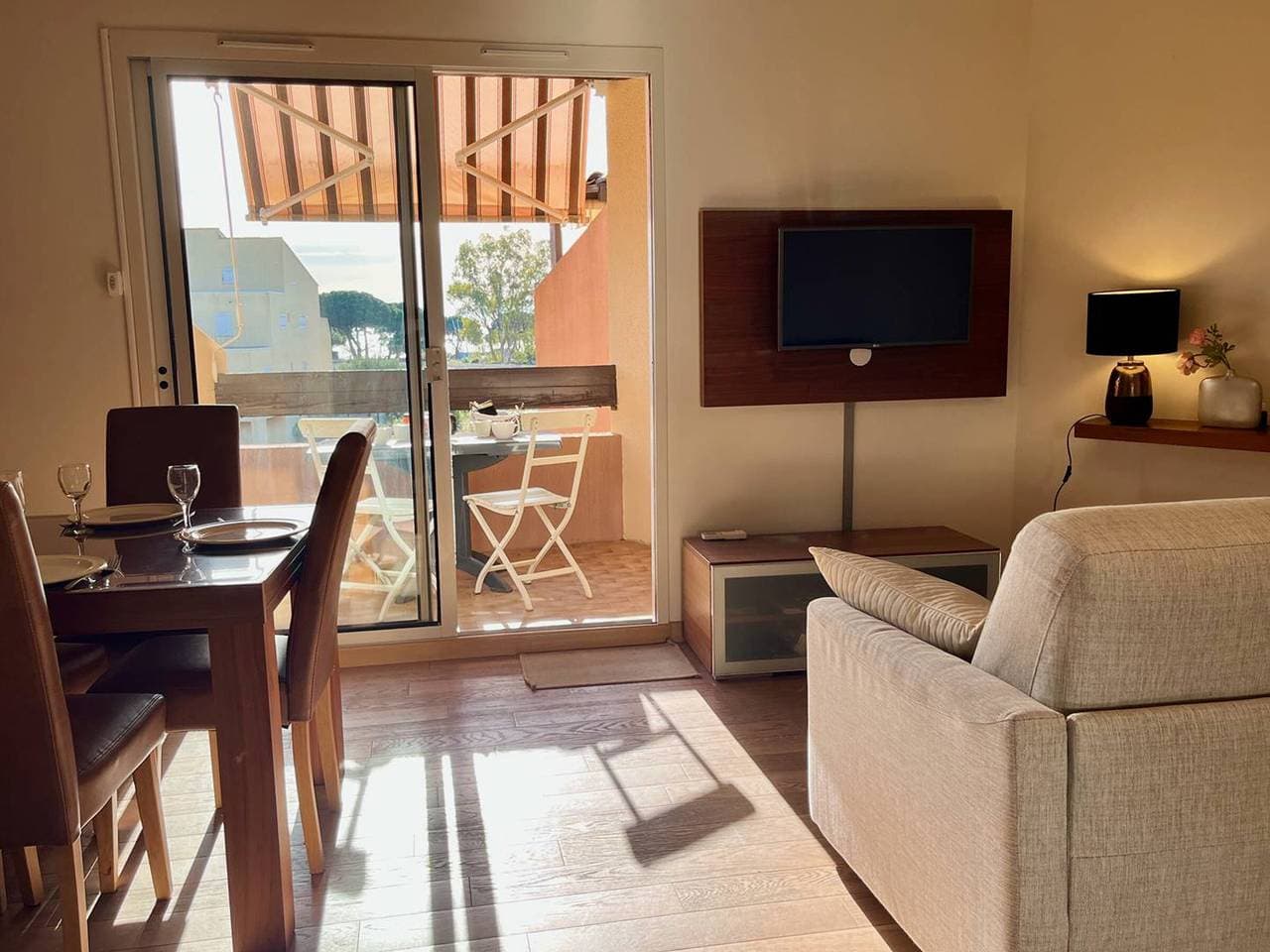 Foto 4 von 20: Moderne 2-Zimmer-Wohnung mit Balkon und Parkplatz in La Londe-les-Maures