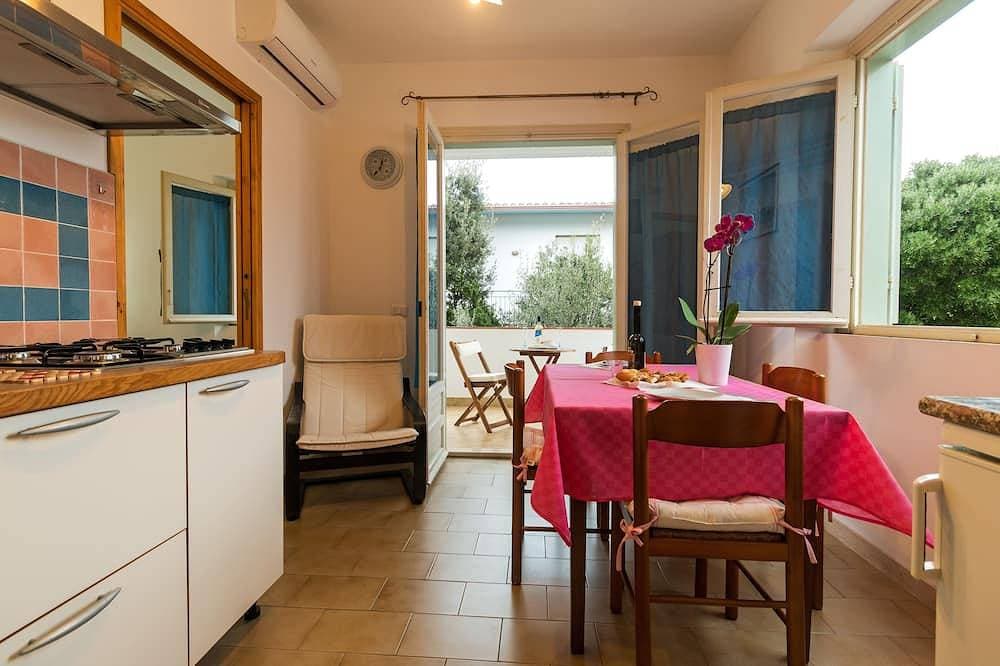 Foto 6 von 8: Small retreat for two with veranda at 700mt sea