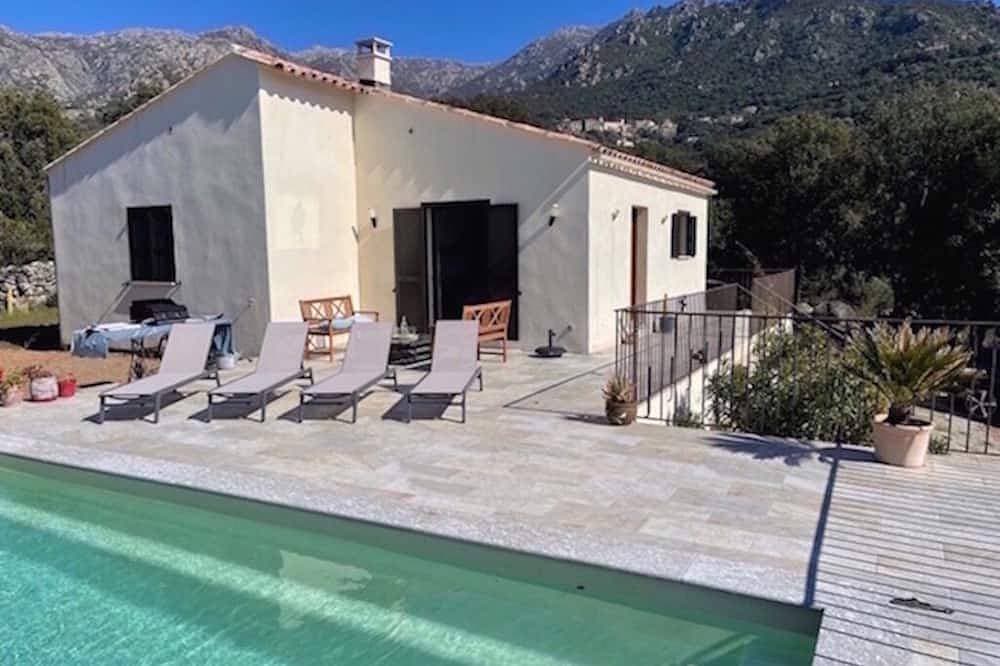 Foto 10 von 12: Maison récente avec piscine privée à la campagne.