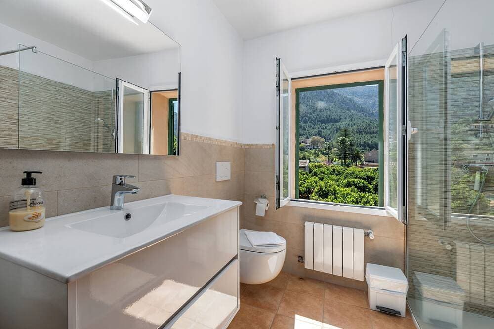 Foto 6 von 25: Traditionelles mallorquinisches Haus mit atemberaubendem Blick auf die Berge.