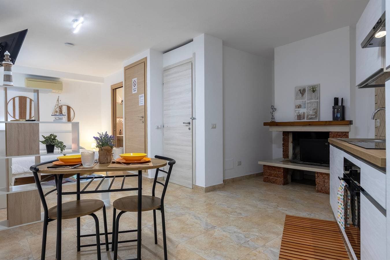 Foto 3 von 21: Studio-Apartment 'L'Angolo Monolocale- Porto Torres' mit gemeinsamer Terrasse, WLAN und Klimaanlage