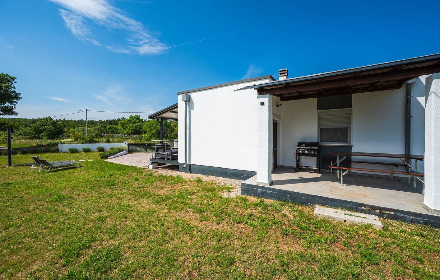 Foto 3 von 35: Geräumige 2-Zimmer-Wohnung mit Terrasse, Parkplatz und WLAN in Küstennähe