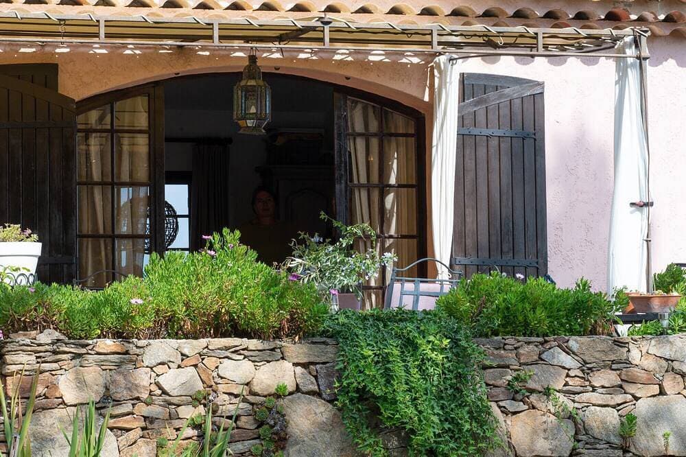 Foto 10 von 30: Villa Les Margoutons – Familienfreundliche Villa mit beheiztem Pool, Meerblick und großem Garten bei Cannes