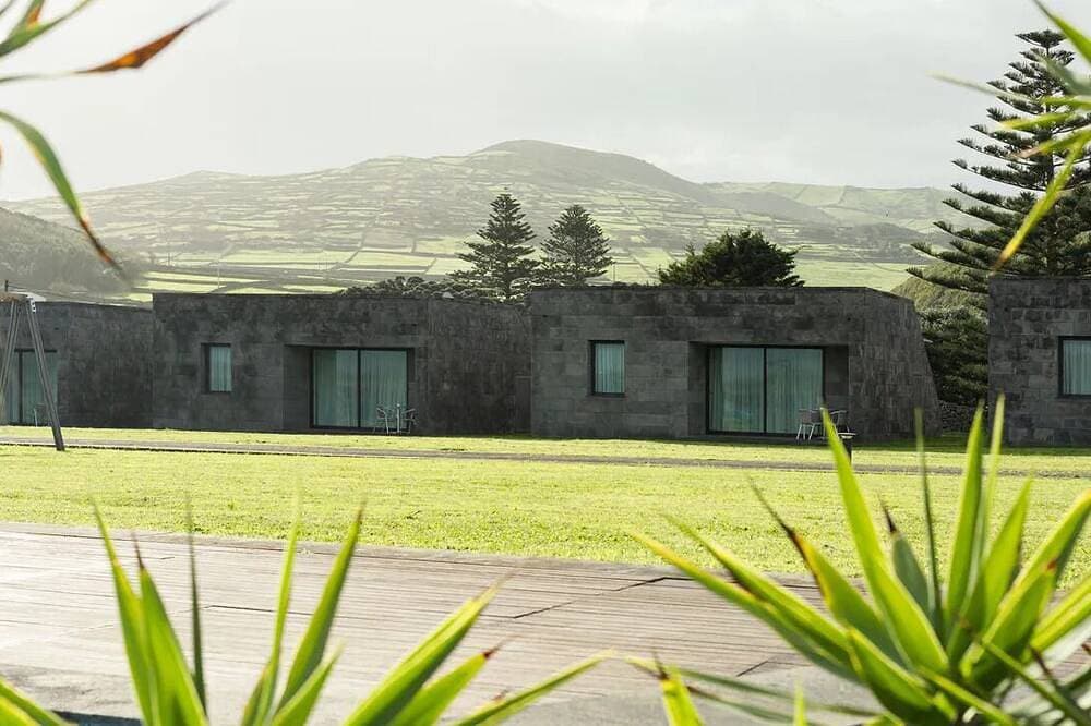 Foto 7 von 30: Relaxing Island Getaway in Santa Cruz w/ Ocean Views, Outdoor Pool & Gym Access