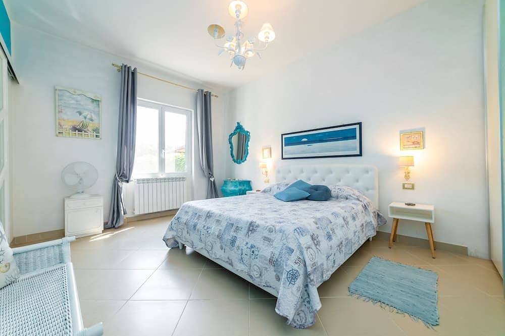Foto 4 von 30: Apartment In Villa X 4 People About 2 Km From The Sea Hot-Hub Pool