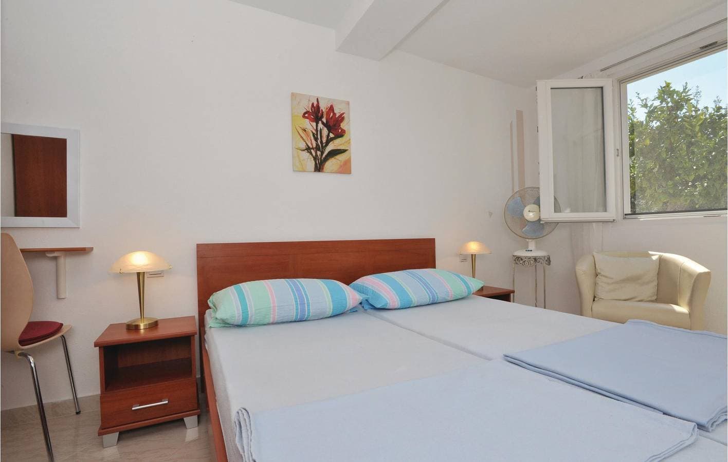 Foto 13 von 20: Gemütliches Apartment am Strand mit Terrasse und Garage, 500 m von der Bucht Uvala Bočići entfernt
