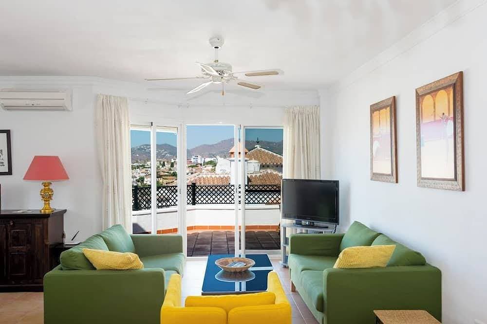 Penthouse 3 bedroom apartment, with shared pool, walking distance from the Sea. 1