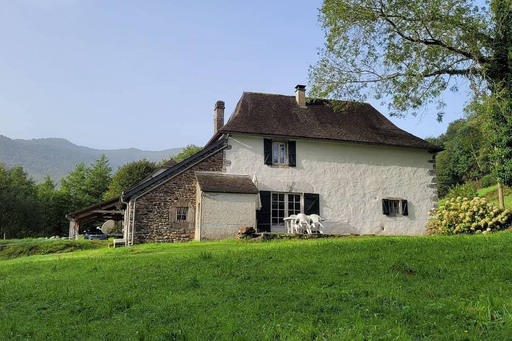 Foto 10 von 16: Charming old buildings in Pyrénées Atlantiques