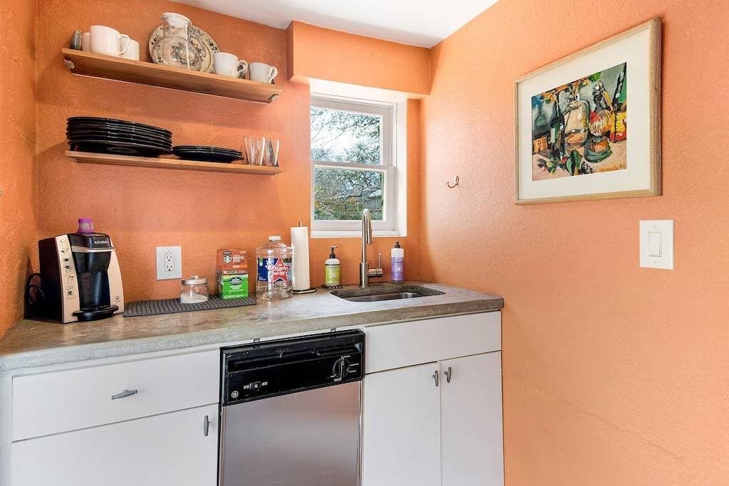 Foto 10 von 13: Cozy Studio Minutes From Barton springs and Downtown