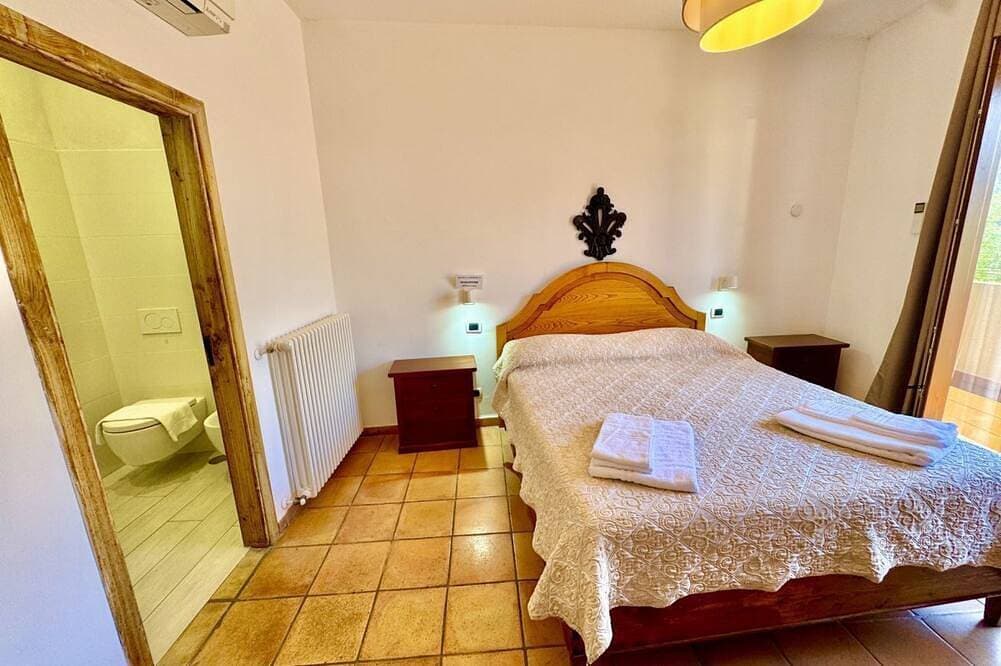 Foto 8 von 30: Casa Ella is a beautifully very spacious family home with a private parking for a medium car situated in the heart of the town of Praiano, Vettica side, close to most restaurants, bars and food stores of Praiano. Containing three comfortable and spacious