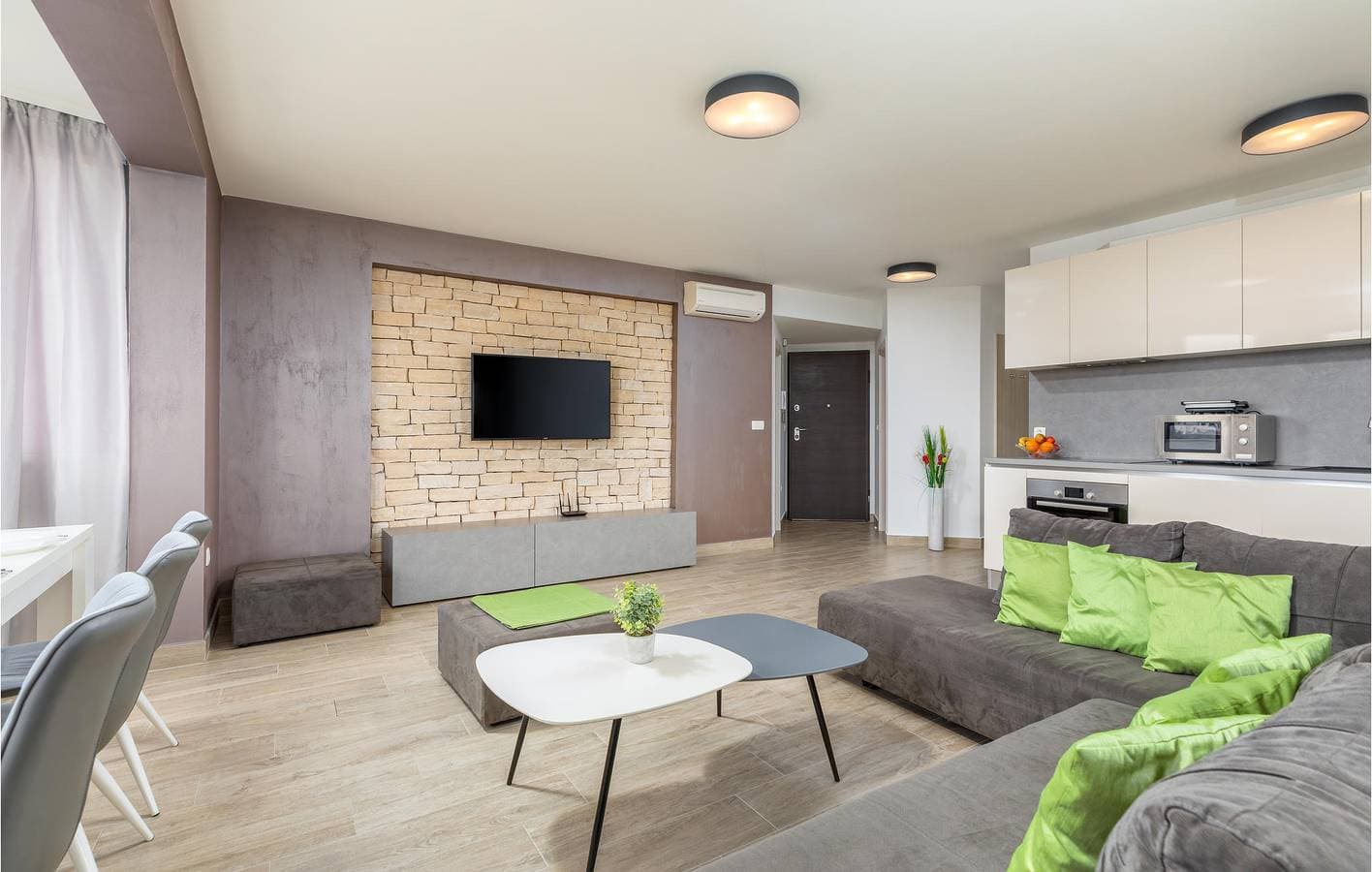 Foto 7 von 36: Geräumiges Apartment mit einem Schlafzimmer, Terrasse, WLAN und in der Nähe des Strandes Havajka