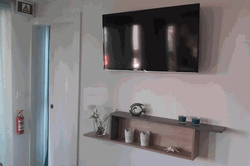 Foto 8 von 30: Beach House Beta a romantic hideaway  in olive grove by the sea, pool, jacuzzi