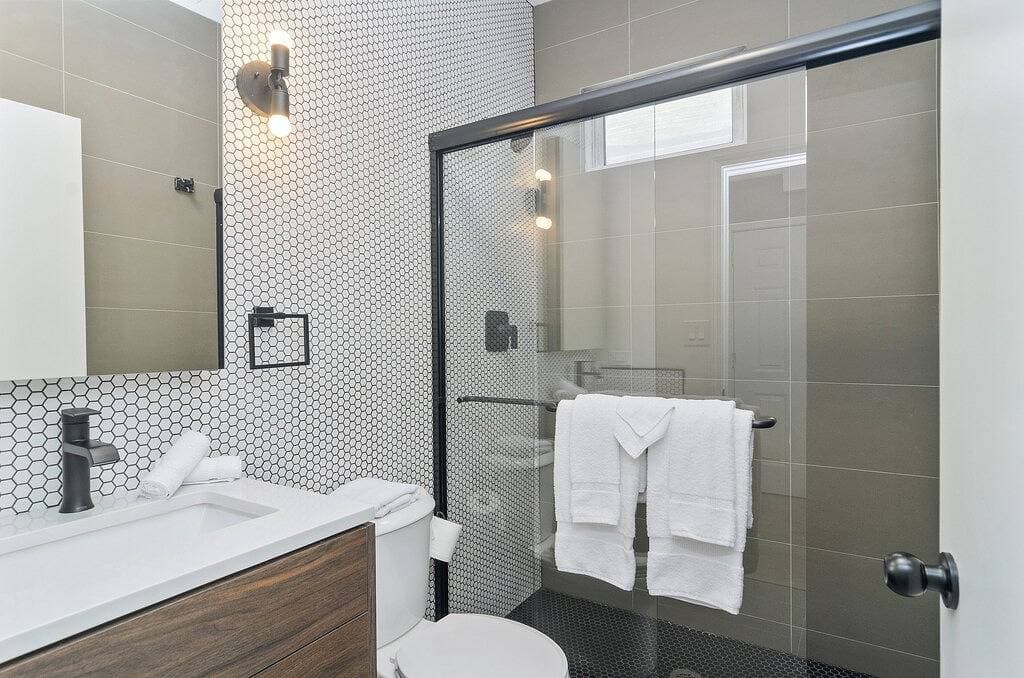 Foto 5 von 14: Perfect for a Hip and Romantic Getaway - This Chic Studio Offers the Best of the City by AllSet Turnover