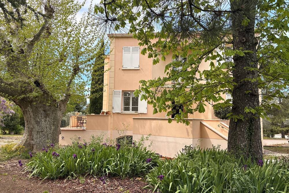 Foto 13 von 28: Au Cœur de la Provence Superbe Maison de 230m2jardin 2500m2 Jacuzzi11 Couchages