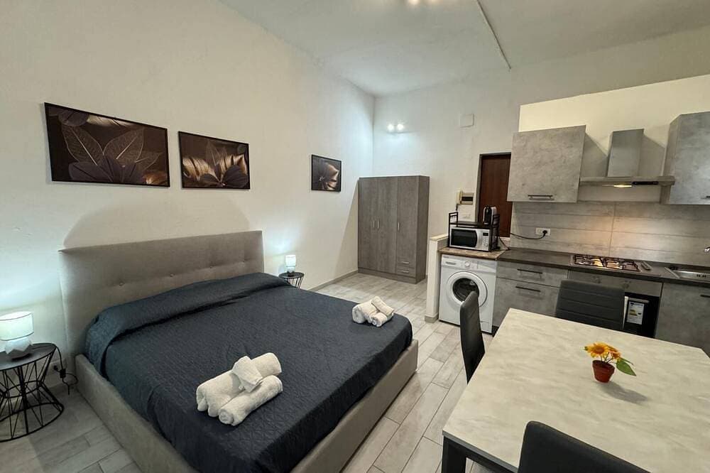 Civic 10 II Spacious studio apartment with terrace above at Sassari Center 1
