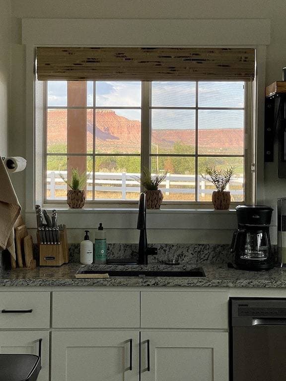 Foto 8 von 28: Modern Studio with Kitchen, Washer/Dryer, Fire Pit, Grill, & Red Rock Views!