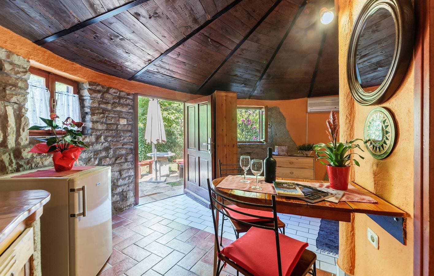 Foto 8 von 23: Charmante Ferienwohnung mit Terrasse, WLAN und Zugang zum Strand – der ideale Urlaubsort!