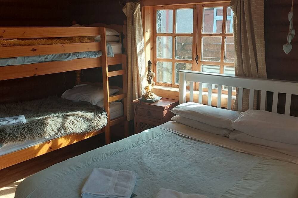 Foto 2 von 6: Small rustic log cabin, centrally located on the Isle of Skye.
