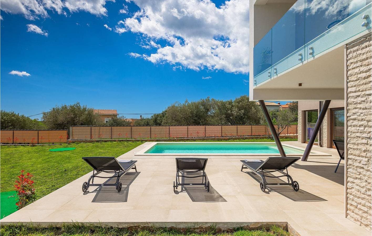 Foto 6 von 53: Modernes Apartment mit 2 Schlafzimmern und Pool in der Nähe des Strandes Duga Uvala
