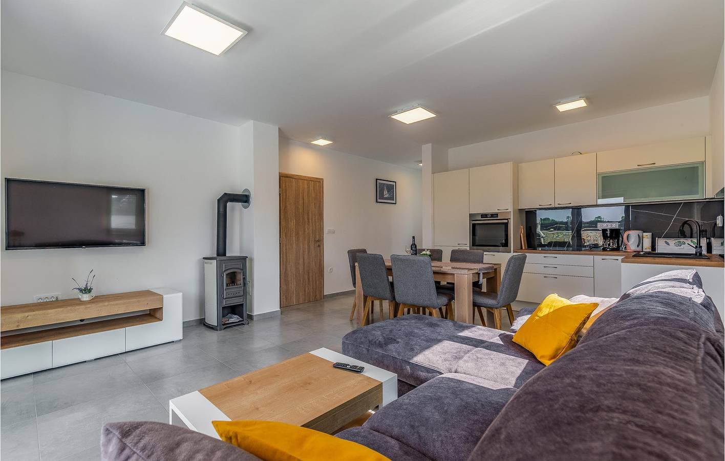 Foto 5 von 40: Charmante 130 m² große Wohnung mit Pool, Terrasse und WLAN in der Nähe des Stadtzentrums von Sisan