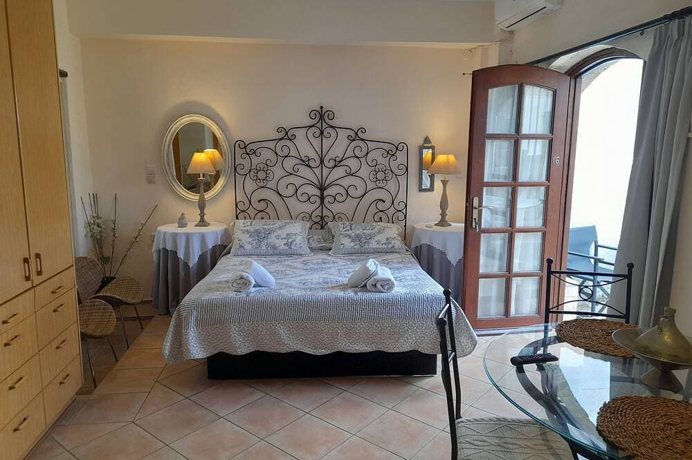 Foto 3 von 30: Farbige Asteri Suite, Pool, Patio, Dachterrasse, In der Nähe von Rethymno