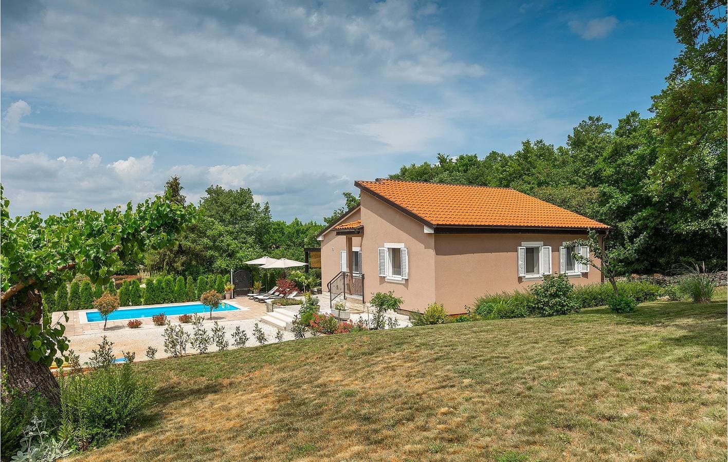 Foto 2 von 48: Geräumige 2-Zimmer-Wohnung mit Pool und WLAN, 800 m vom Zentrum von Jakovici entfernt