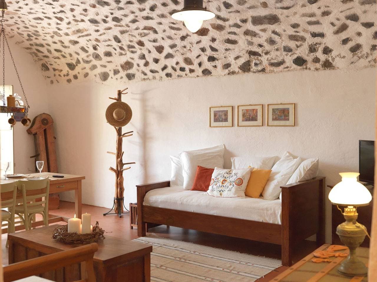 Foto 12 von 26: Charming Santorini Villa | Pori House | 1 Bedroom | Rustic & Traditional