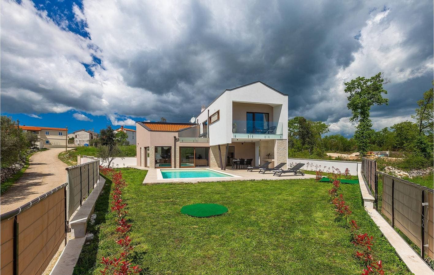 Foto 13 von 53: Modernes Apartment mit 2 Schlafzimmern und Pool in der Nähe des Strandes Duga Uvala