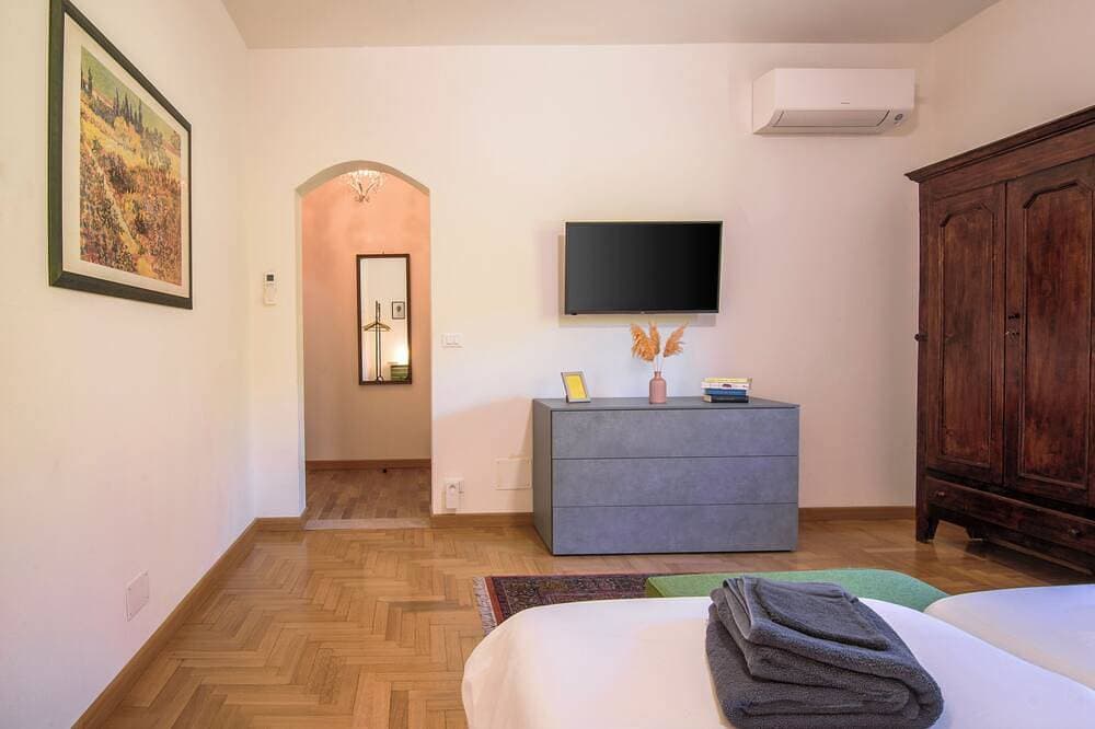 Foto 6 von 30: Modern villa with private pool and panoramic vineyard views in Piemonte.