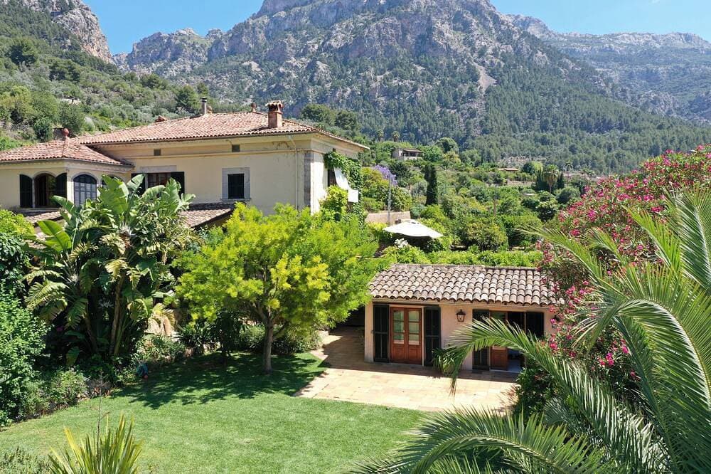 Foto 11 von 30: Stylish mansion in an enchanting garden in Biniaraix for 10 people