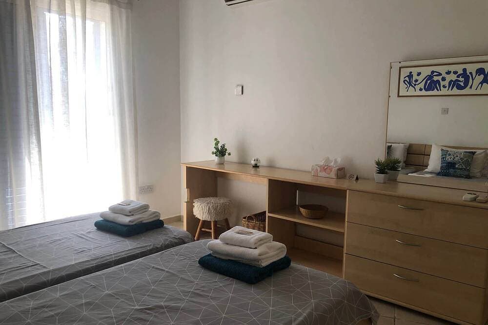Foto 8 von 26: Limnaria Villas - Comfy 2Br, 2 bath Ground Floor Apart. Pvt Garden