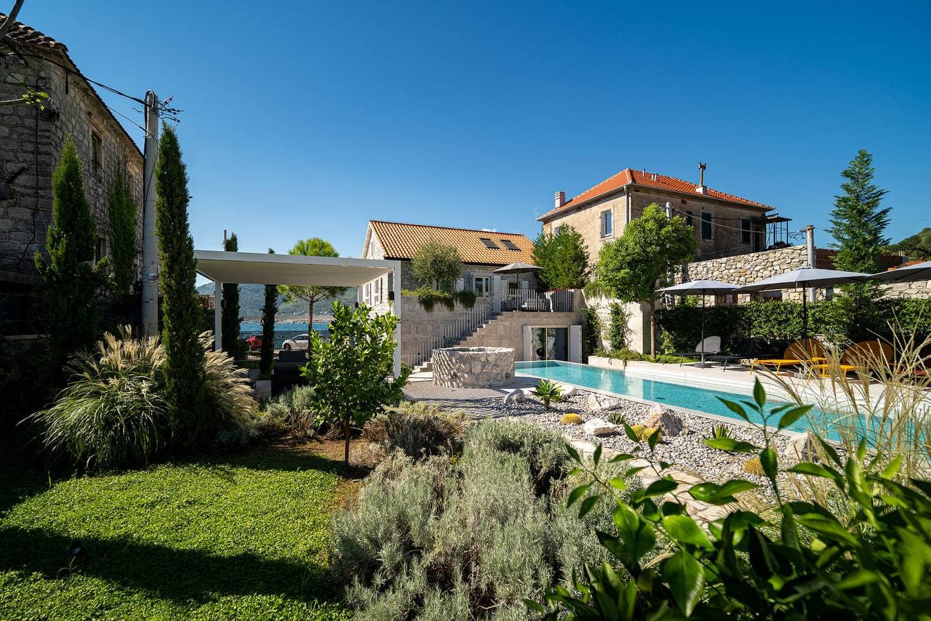 Foto 2 von 89: Villa Lastva ist eine Fünf-Sterne-Luxusvilla am Meer mit privatem Pool