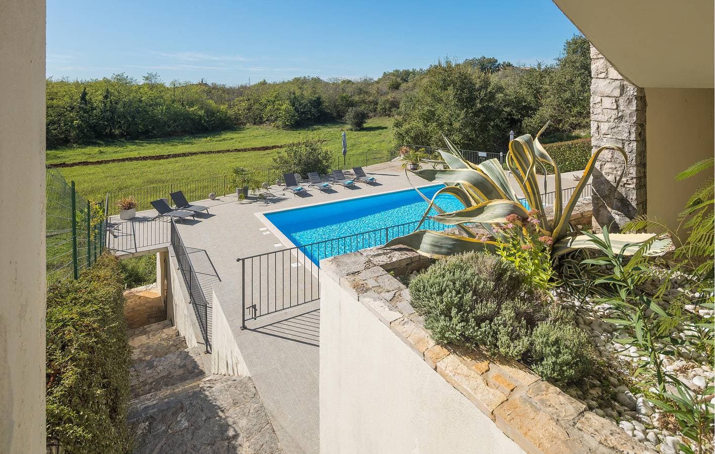 Foto 8 von 46: Gemütlich, 2 km von Buje entfernt: Pool, WLAN und Parkplätze in einem geräumigen Apartment