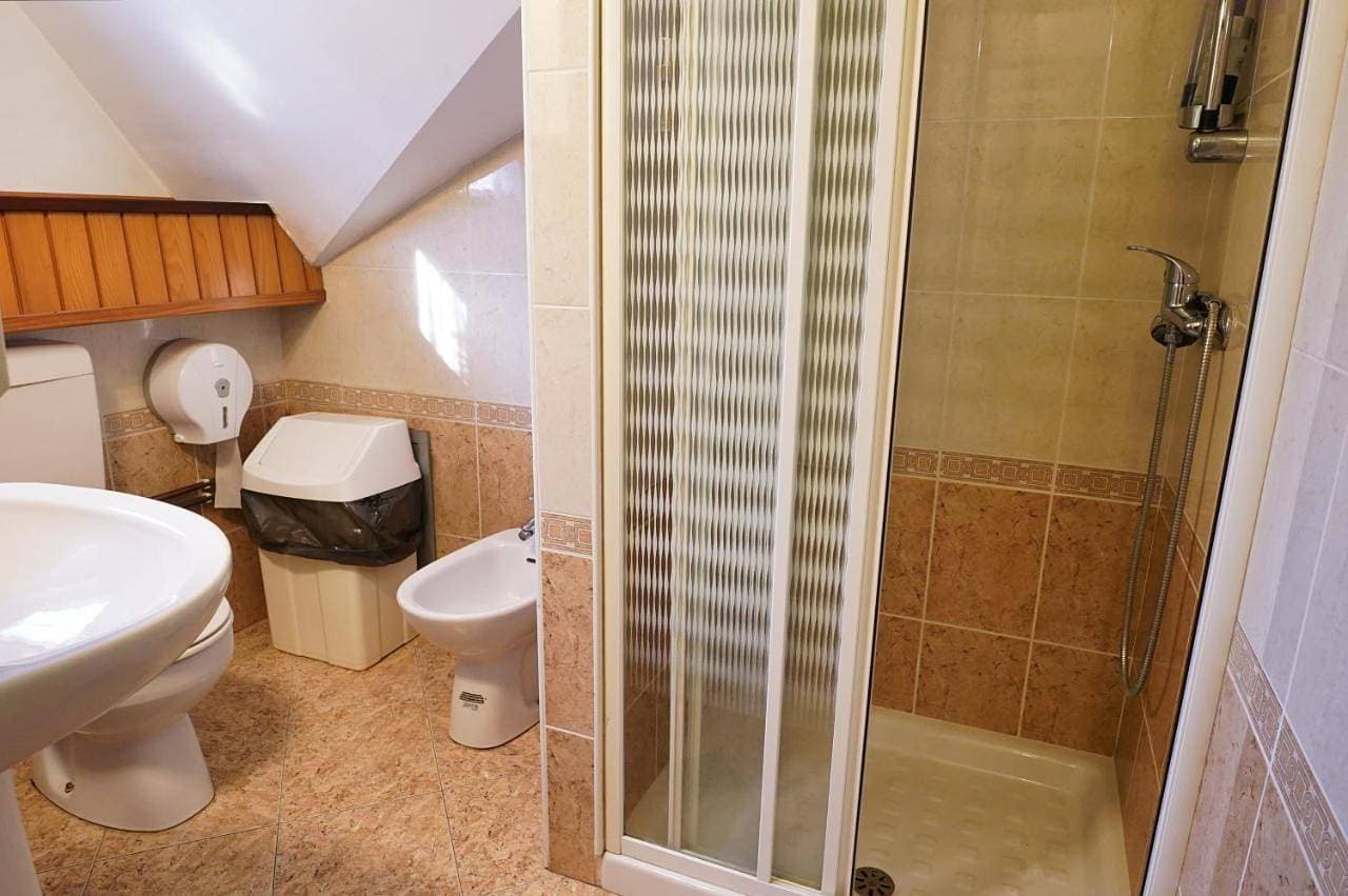 Foto 8 von 14: Basic Triple Room with Shared Bathroom