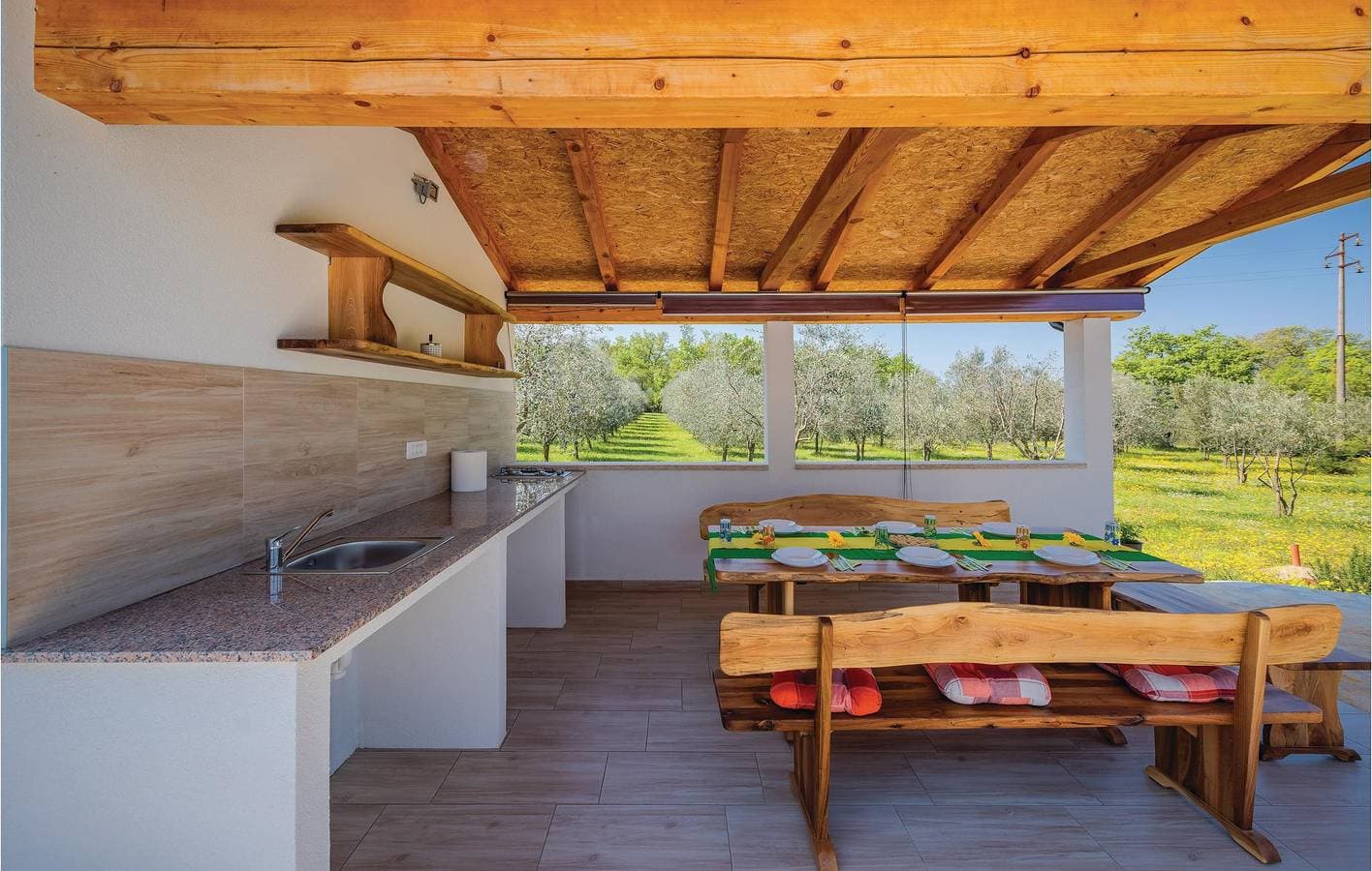 Foto 6 von 30: Gemütliche 2-Zimmer-Wohnung mit Terrasse in der Nähe von Montrin und Plovanija