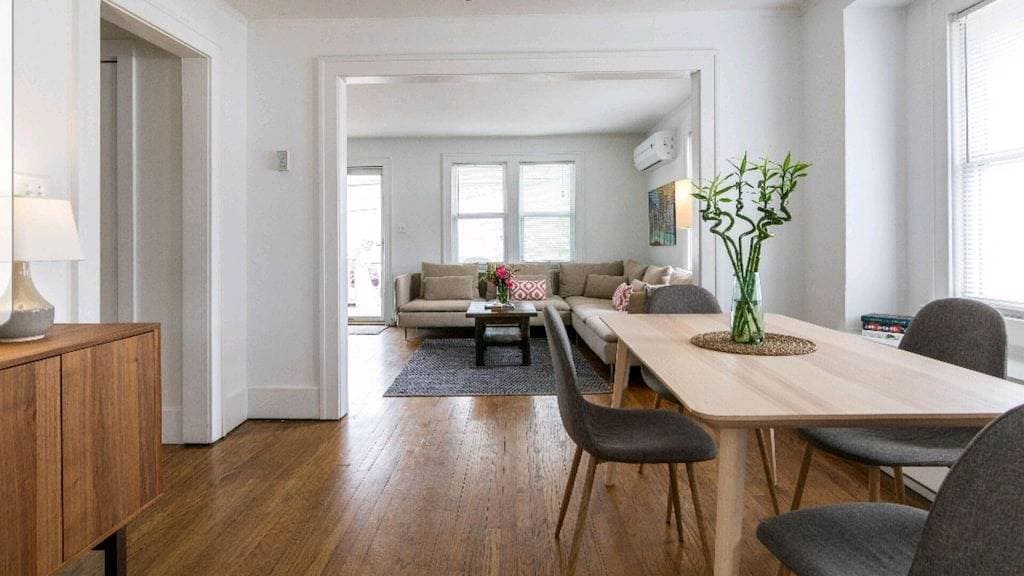 Foto 3 von 23: Modernes Mid-Century-Haus in der Innenstadt von Royal Oak!