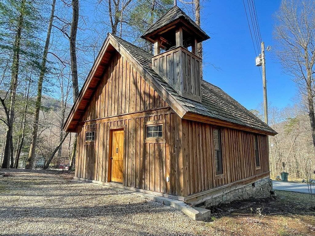 Foto 9 von 13: Cabins In The Pines Unit 4-Motorcycle Friendly-Wood Fireplace - Covered Porch
