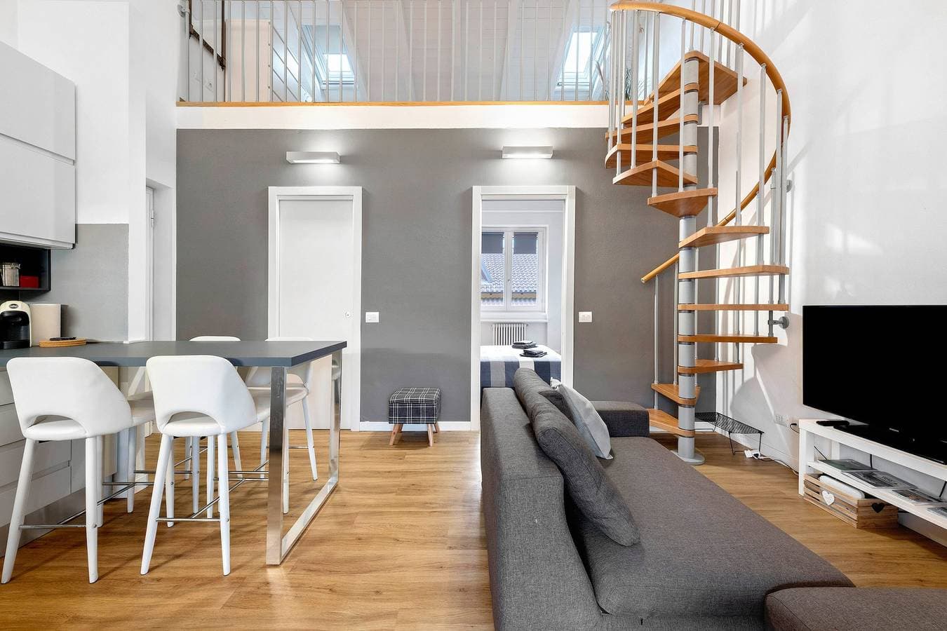 Foto 8 von 35: Cleo Home – Modernes Apartment mit Terrasse und Galerieebene am Comer See