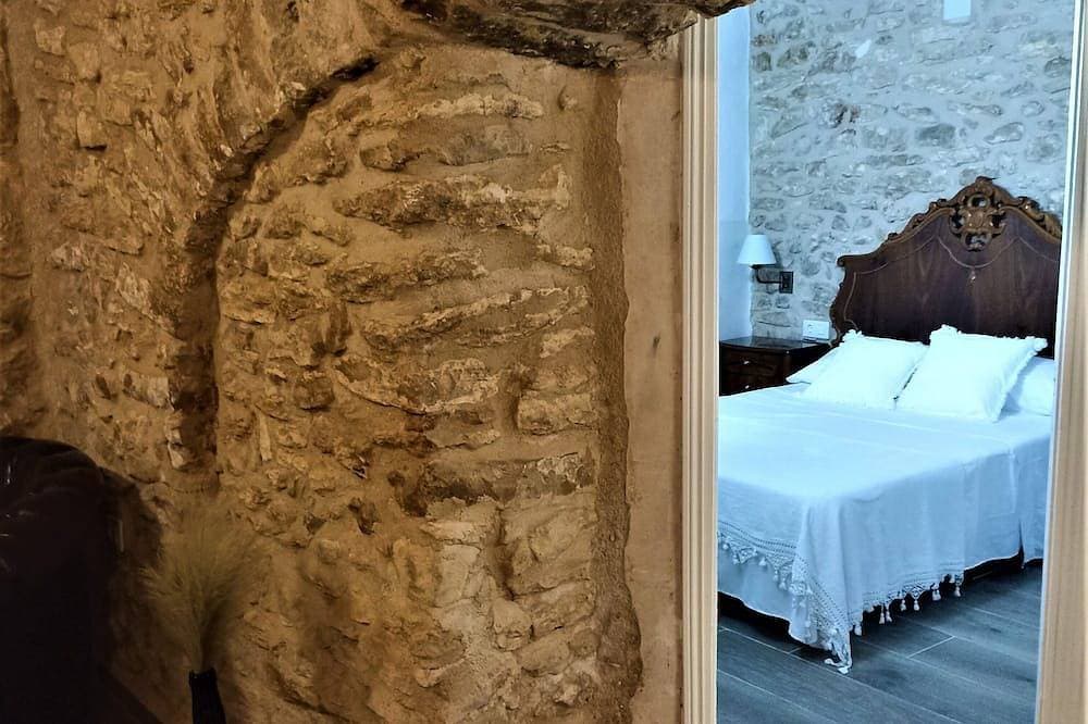 Foto 4 von 24: Rural tourist apartment with spa area. Main Square. Pb. Sant Jordi