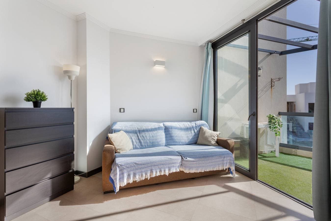 Foto 4 von 28: Ferienwohnung 'Oceanfront Apartment mit Pool', Bergblick, privater Terrasse & WLAN