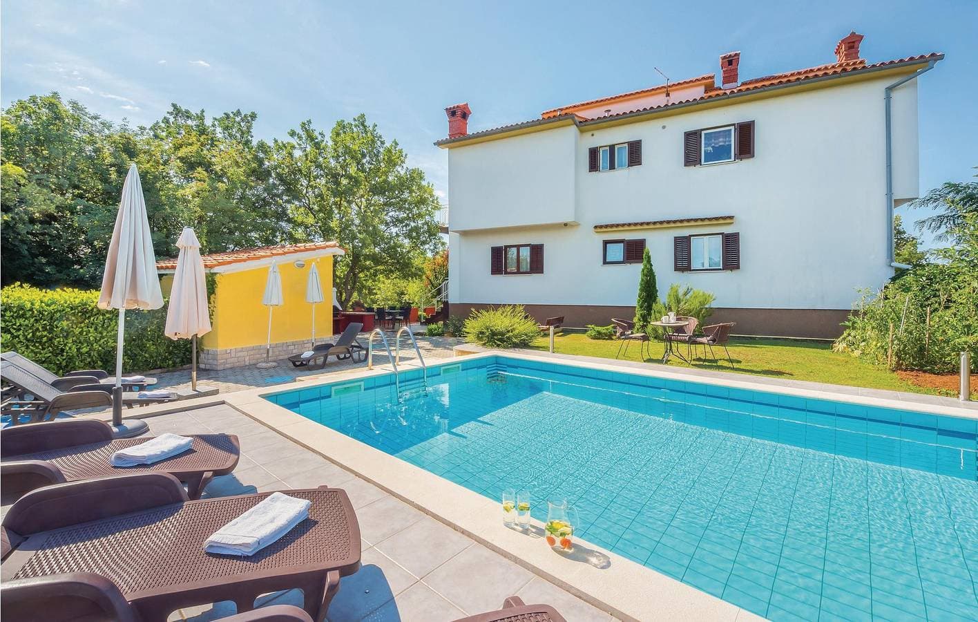 Foto 3 von 47: Charmante Unterkunft, 2 km von Raša entfernt: Geräumiges Apartment mit Pool und Terrasse