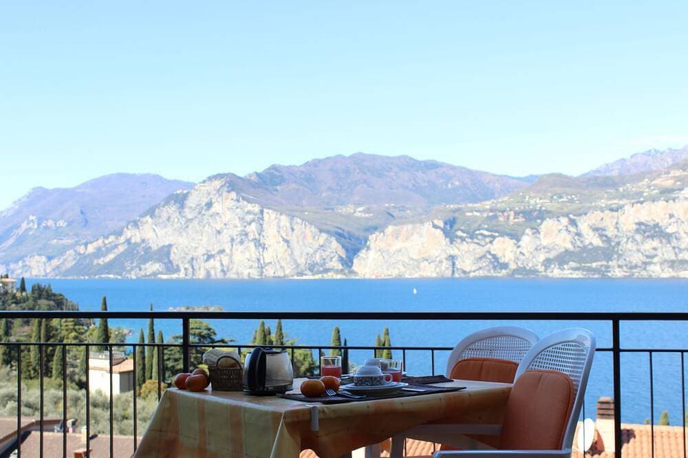 Terrasse mit herrlichem Seeblick, WiFi, Swimmingpool 1